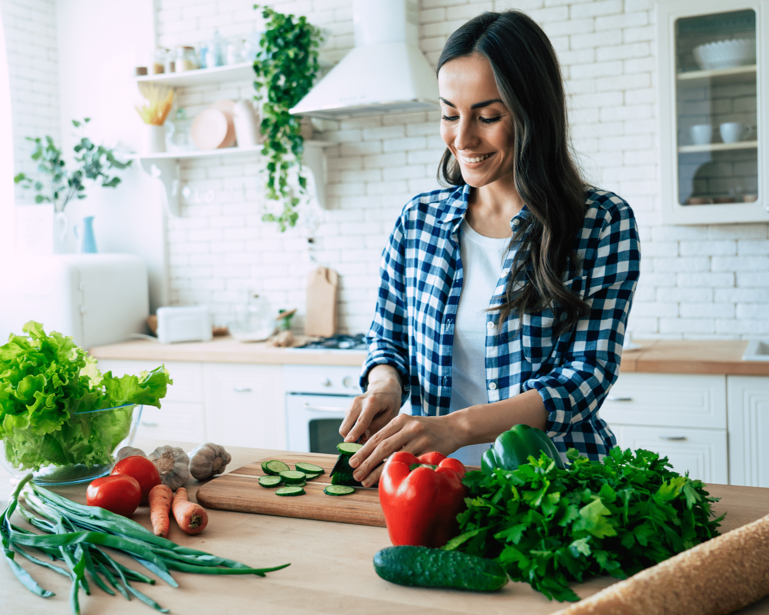 zena-v-kuchyni-priprava-zeleninoveho-salatu